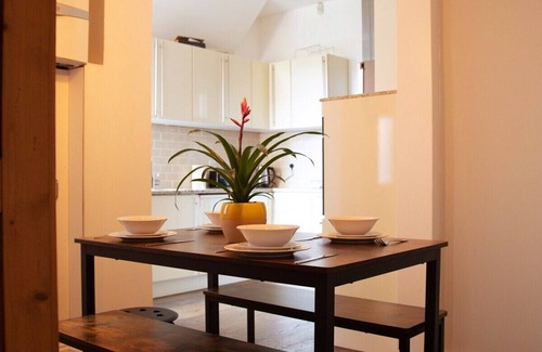 Harrow House | Urban Oasis with Family-Friendly Amenities and Kitchen