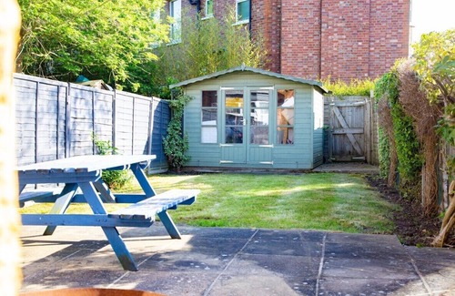 Harrow House | Urban Oasis with Family-Friendly Amenities and Kitchen