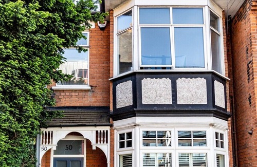 Harrow House | Urban Oasis with Family-Friendly Amenities and Kitchen