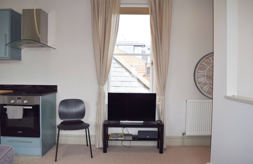 Hammersmith Apartment | Elegant 1 Bedroom Flat in Hammersmith with Spa & Breakfast