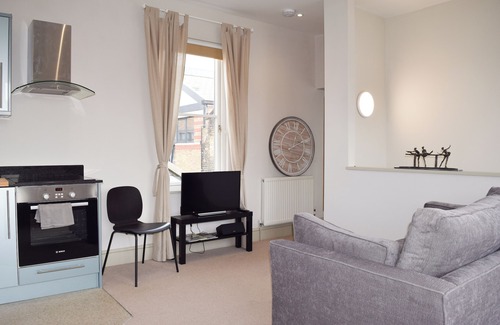 Hammersmith Apartment | Elegant 1 Bedroom Flat in Hammersmith with Spa & Breakfast