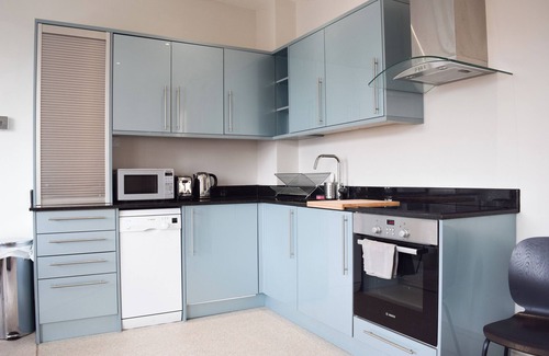 Hammersmith Apartment | Elegant 1 Bedroom Flat in Hammersmith with Spa & Breakfast
