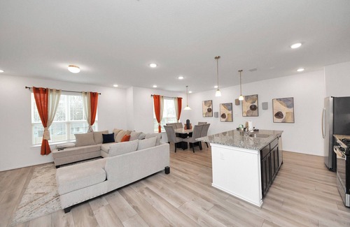 Spring Branch West House | Stylish & Spacious 2BR Gem W/King Suite Sleeps 6