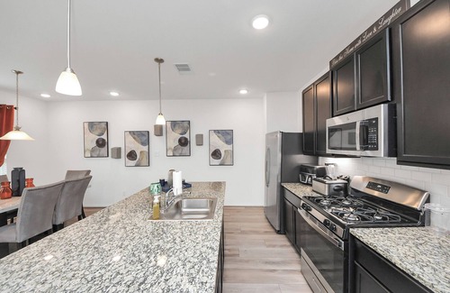 Spring Branch West House | Stylish & Spacious 2BR Gem W/King Suite Sleeps 6