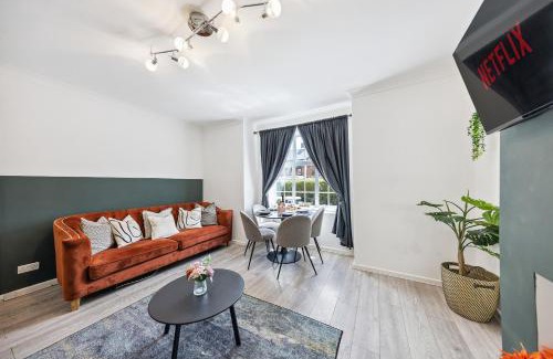 West Putney Apartment | Stylish & Spacious 3 Bedroom House with Large Private Garden