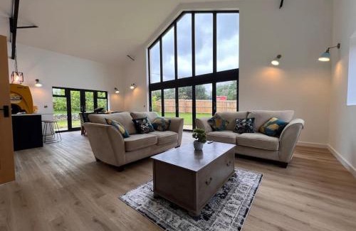 Foxley House | Modern Getaway for Families with Top Amenities