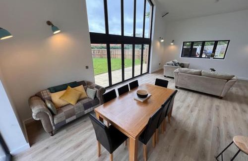 Foxley House | Modern Getaway for Families with Top Amenities