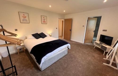 Foxley House | Modern Getaway for Families with Top Amenities