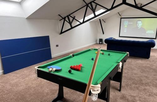 Foxley House | Modern Getaway for Families with Top Amenities