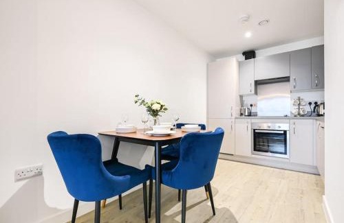 Salford Apartment | Modern One-Bedroom Apartment at Salford Quays with Balcony