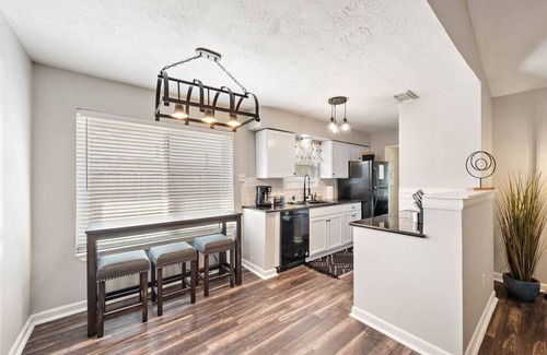 Southbelt/Ellington House | Inviting Houston Retreat with Kitchen Near Hobby Airport