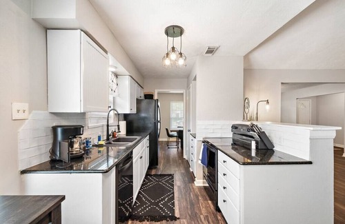 Southbelt/Ellington House | Inviting Houston Retreat with Kitchen Near Hobby Airport