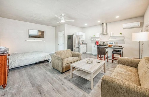 Raisin Apartment | Modern Studio 89: Pet-Friendly Retreat for Family Getaways