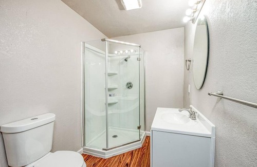 Raisin Apartment | Modern Studio 89: Pet-Friendly Retreat for Family Getaways