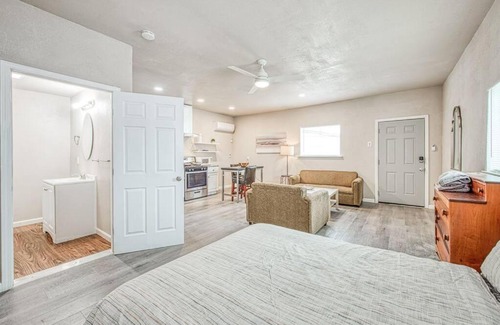 Raisin Apartment | Modern Studio 89: Pet-Friendly Retreat for Family Getaways