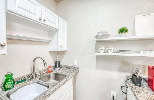 Raisin Apartment | Modern Studio 89: Pet-Friendly Retreat for Family Getaways