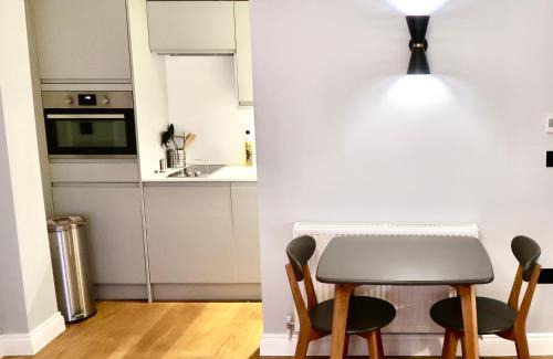 Twickenham Riverside Apartment | Stylish Studio Apartment with Kitchenette & Ensuite Bath