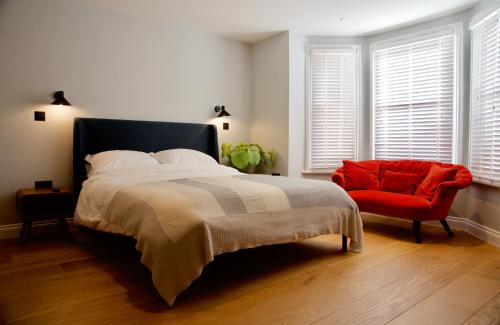 Twickenham Riverside Apartment | Stylish Studio Apartment with Kitchenette & Ensuite Bath