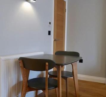 Twickenham Riverside Apartment | Stylish Studio Apartment with Kitchenette & Ensuite Bath