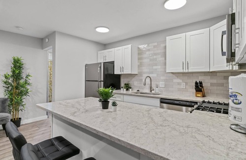 Clarksville Apartment | Modern Studio in Downtown with Breakfast & Family-Friendly Perks