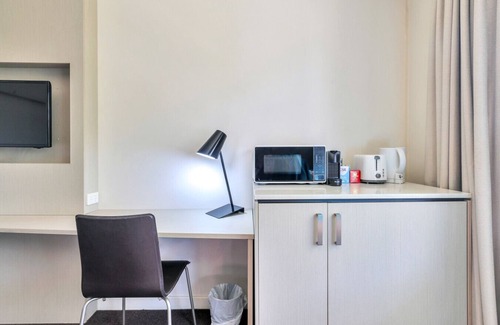 Darwin City Centre Apartment | Stylish Studio Getaway with Poolside Vibes