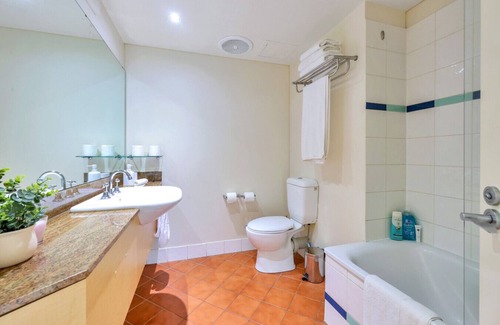 Darwin City Centre Apartment | Stylish Studio Getaway with Poolside Vibes