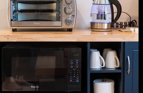 Outer Mission House | Modern Studio Retreat in SF with Breakfast & Kitchen Access