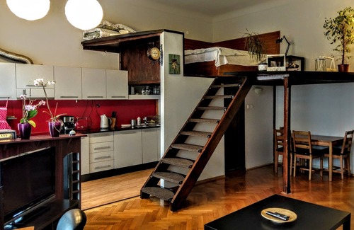 Centrul Vechi Apartment | Chic Studio Kronstadt: Family-Friendly with Kitchen Access