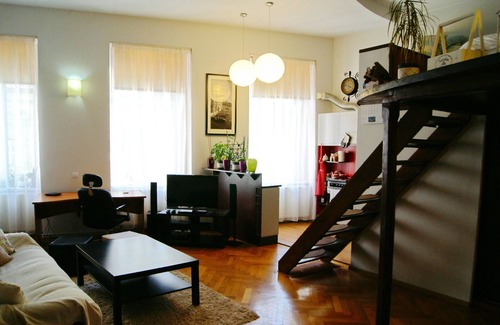 Centrul Vechi Apartment | Chic Studio Kronstadt: Family-Friendly with Kitchen Access
