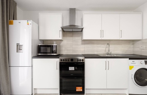 Hale Apartment | Contemporary Mill Hill Studio: Family-Friendly Retreat