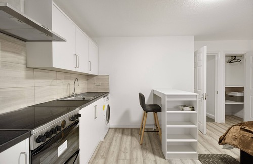 Hale Apartment | Contemporary Mill Hill Studio: Family-Friendly Retreat