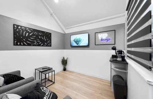 Maerdy Apartment | Stylish Studio Suite with VIP Lounge Access in Maerdy