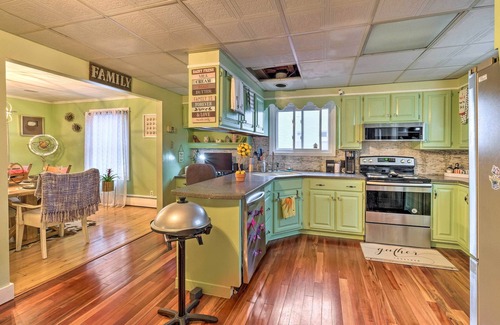 Johnstown House | Stylish Suburban Retreat with Pool, Near Royal Mtn!