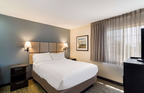 Las Colinas Hotel | Stylish Suite Near Mustangs of Las Colinas | Free Laundry + BBQ Area