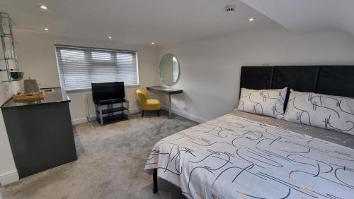 London Colney Apartment | Stylish Suites with Kitchenette & Breakfast Included