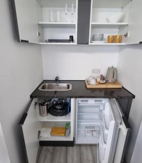 London Colney Apartment | Stylish Suites with Kitchenette & Breakfast Included