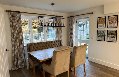 Ockley House | Elegant Surrey Hills House with 2 Ensuite Bedrooms