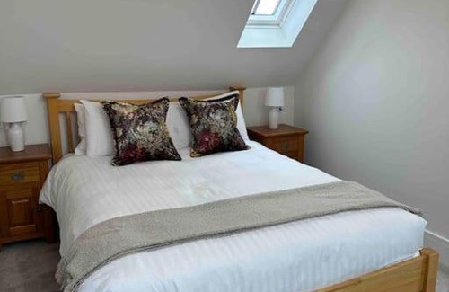 Ockley House | Elegant Surrey Hills House with 2 Ensuite Bedrooms