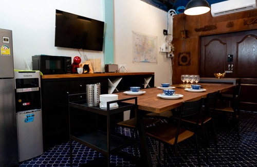 Yan Nawa House | Modern Townhome with Workspace - 5 Mins to Fun & Metro