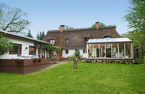 Saustrup House | Family-Friendly Thatched House with Garden & Ocean Views