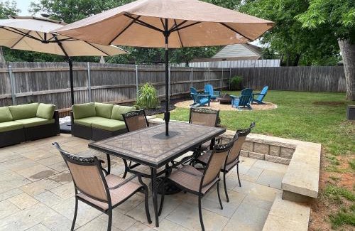Central Arlington House | Modern Townhome Steps from AT&T Stadium & Six Flags