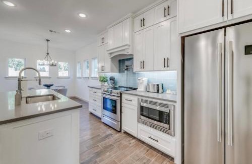 Central Arlington House | Modern Townhome Steps from AT&T Stadium & Six Flags