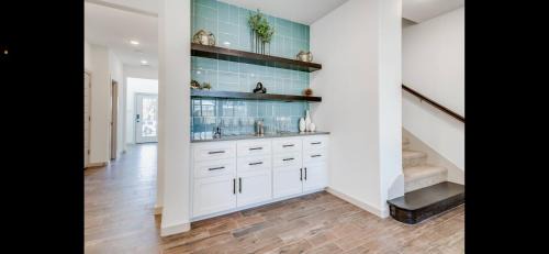 Central Arlington House | Modern Townhome Steps from AT&T Stadium & Six Flags