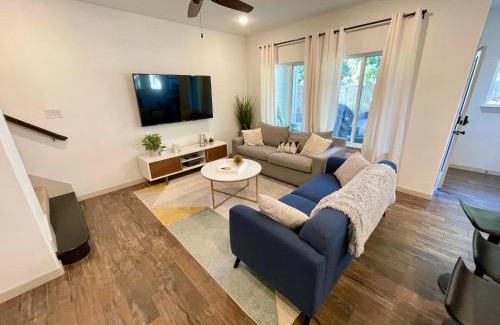 Central Arlington House | Modern Townhome Steps from AT&T Stadium & Six Flags