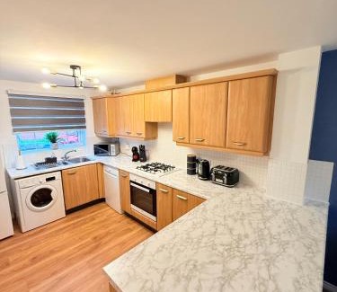 Rugby House | Stylish Townhouse in Rugby, sleeps up to 9!