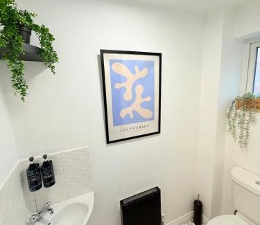 Rugby House | Stylish Townhouse in Rugby, sleeps up to 9!