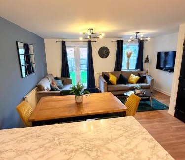 Rugby House | Stylish Townhouse in Rugby, sleeps up to 9!