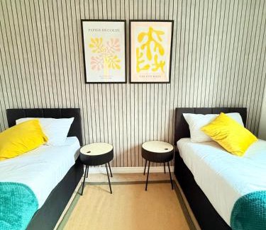 Rugby House | Stylish Townhouse in Rugby, sleeps up to 9!