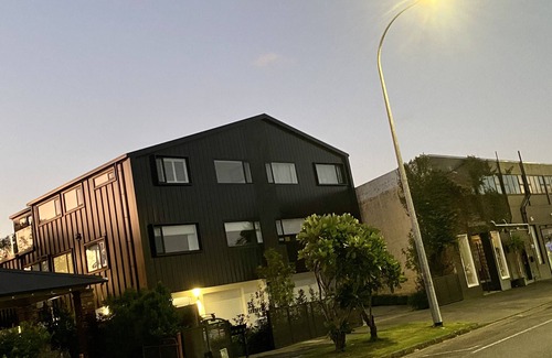 Grey Lynn House | Elegant Townhouse with Breakfast & Family-Friendly Amenities