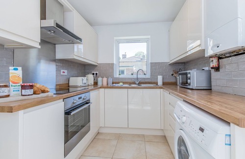 Summertown House | Modern Townhouse with Parking & Family-Friendly Amenities